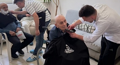 Öğrencilerden Niksar'da Örnek Davranış: Hem Sohbet Ettiler Hem Tıraş Ettiler