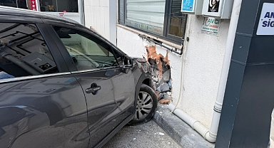 Niksar'da Kontrolden Çıkan Otomobil İş Yerine Çarptı