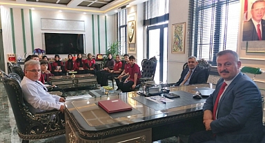 Genç Yazarların Eseri Niksar Kaymakamı Perçi'ye Sunuldu