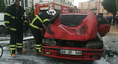 Niksar'da Park Halindeki Otomobil Alev Alev Yandı