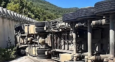 Reşadiye-Niksar Kara Yolunda Tomruk Yüklü Tır Devrildi