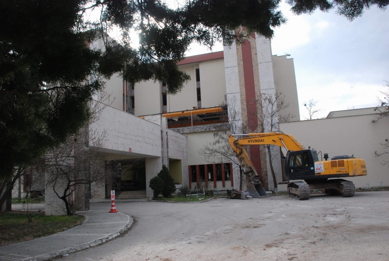 Büyük Tokat Oteli’nde Yıkım Çalışması Başladı
